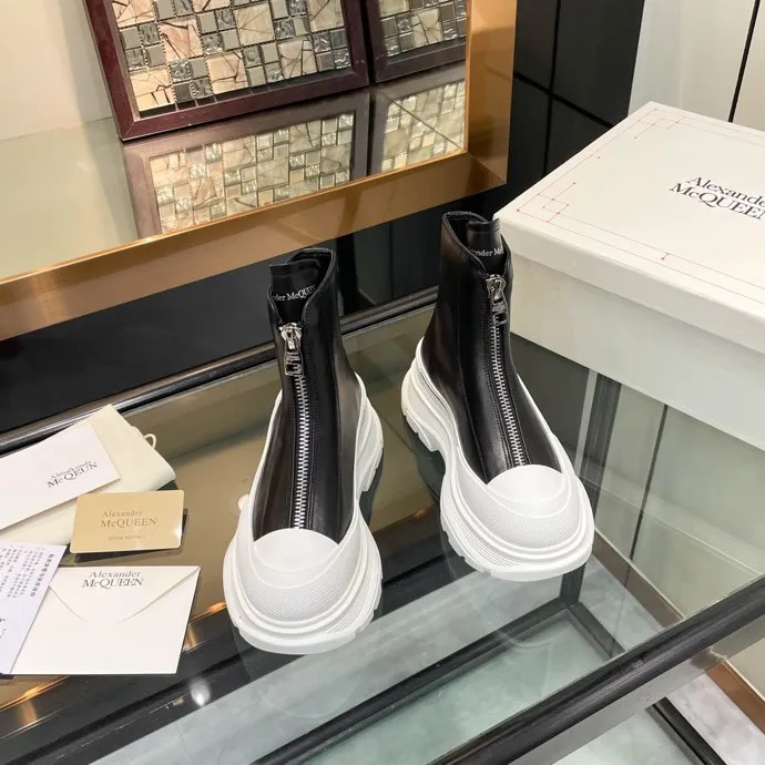 👟👟Ex-factory price 620👟👟 Men +10 🔥4050 McQueen’s new popular women’s boots and couple shoes🔥 Original 1:1 replica, the highest version! AIexanderMcQUEEN✅ products have been certified, endorsed by many celebrities such as Guli Nazha, Wu Lei, and Internet celebrity bloggers, and have fashion models on the T stage of Milan Fashion Week! Front zipper design, easy to wear, 6 cm heel height, comfortable to wear and heighten your legs, fabric: top grain calfskin/ lining: imported sheepskin feet: imported sheepskin, women's size 35-40 (40 must be customized). Men's size 39-45 (45 must be customized). Color: black/white, all black, off-white. Packaging: Matching counter packaging certificate pure cotton bag.